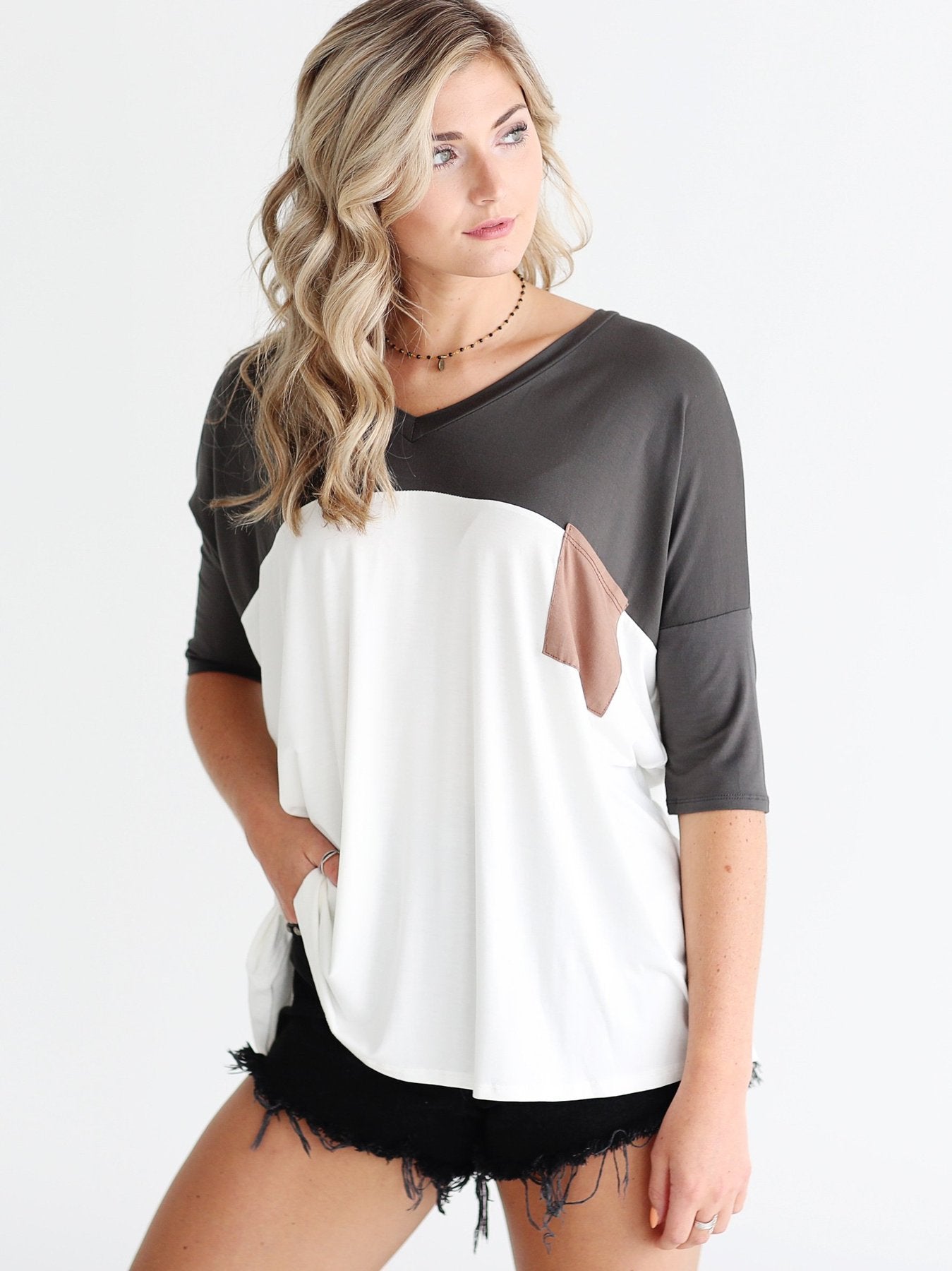 IVORY DLMN COLOR BLOCK POCKET TEE